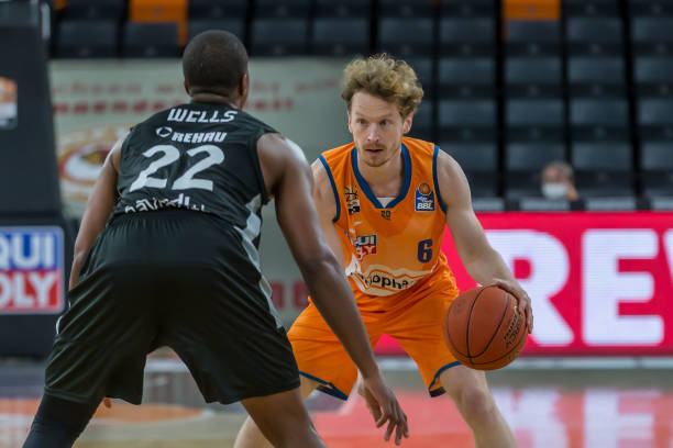 重新捍卫自 重新捍卫自